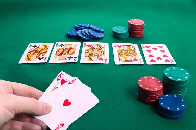 Aplikasi mobile 8id yang menampilkan pasar Liga 1 dan live-dealer tables di perangkat Android dan iOS